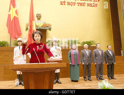 Hanoi, Vietnam. 22. Juli 2016. Nguyen Thi Kim Ngan (vorne) macht ihre Aussage vereidigt in Hanoi, Vietnam, 22. Juli 2016. Nguyen Thi Kim Ngan, Vorsitzende des 13. nationalen Versammlung (NA) von Vietnam, wurde als Chef des neuen Parlaments die 2016-2021 Amtszeit wiedergewählt nach Abstimmungsergebnisse am Freitagmorgen bekannt gegeben. © VNA/Xinhua/Alamy Live-Nachrichten Stockfoto