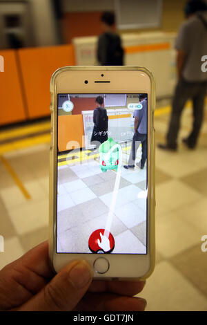 Tokio, Japan. 22. Juli 2016. Nintendos Pokemon Go-Spiel wird auf einem Mobiltelefon in Tokio auf Freitag, 22. Juli 2016 gespielt. Die augmented Reality (AR) Spiel PokemonGO in Japan mit der weltweit ersten Sponsoring von McDonads Japan veröffentlicht. Kredite: Yoshio Tsunoda/AFLO/Alamy Live-Nachrichten Stockfoto