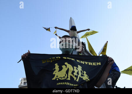 Thessaloniki, Griechenland. 21. Juli 2016. Am 21. Juli 2016 demonstrierten tausende von Demonstranten, die meisten von ihnen Flüchtlinge in Griechenland gestrandet waren, in Thessaloniki, Griechenland. Demonstranten marschierten durch die Straßen der Stadt fordert Öffnung innerhalb der Europäischen Union Credit Grenze: Giannis Papanikos/Alamy Live News Stockfoto