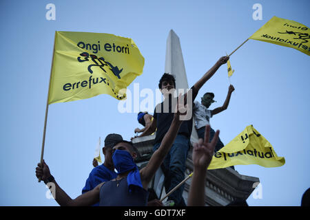 Thessaloniki, Griechenland. 21. Juli 2016. Am 21. Juli 2016 demonstrierten tausende von Demonstranten, die meisten von ihnen Flüchtlinge in Griechenland gestrandet waren, in Thessaloniki, Griechenland. Demonstranten marschierten durch die Straßen der Stadt fordert Öffnung innerhalb der Europäischen Union Credit Grenze: Giannis Papanikos/Alamy Live News Stockfoto