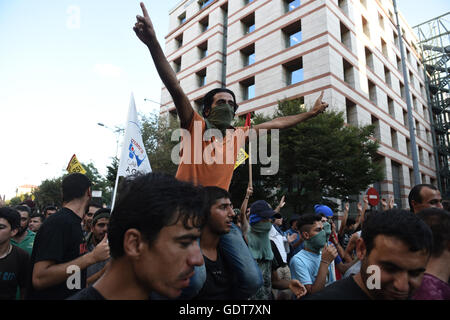 Thessaloniki, Griechenland. 21. Juli 2016. Am 21. Juli 2016 demonstrierten tausende von Demonstranten, die meisten von ihnen Flüchtlinge in Griechenland gestrandet waren, in Thessaloniki, Griechenland. Demonstranten marschierten durch die Straßen der Stadt fordert Öffnung innerhalb der Europäischen Union Credit Grenze: Giannis Papanikos/Alamy Live News Stockfoto