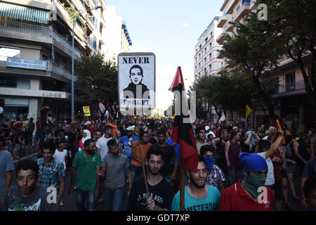 Thessaloniki, Griechenland. 21. Juli 2016. Am 21. Juli 2016 demonstrierten tausende von Demonstranten, die meisten von ihnen Flüchtlinge in Griechenland gestrandet waren, in Thessaloniki, Griechenland. Demonstranten marschierten durch die Straßen der Stadt fordert Öffnung innerhalb der Europäischen Union Credit Grenze: Giannis Papanikos/Alamy Live News Stockfoto