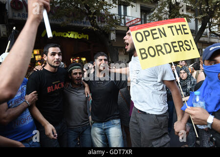 Thessaloniki, Griechenland. 21. Juli 2016. Am 21. Juli 2016 demonstrierten tausende von Demonstranten, die meisten von ihnen Flüchtlinge in Griechenland gestrandet waren, in Thessaloniki, Griechenland. Demonstranten marschierten durch die Straßen der Stadt fordert Öffnung innerhalb der Europäischen Union Credit Grenze: Giannis Papanikos/Alamy Live News Stockfoto