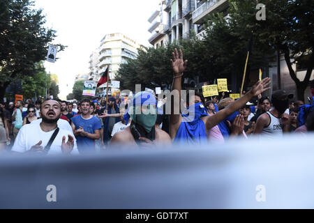 Thessaloniki, Griechenland. 21. Juli 2016. Am 21. Juli 2016 demonstrierten tausende von Demonstranten, die meisten von ihnen Flüchtlinge in Griechenland gestrandet waren, in Thessaloniki, Griechenland. Demonstranten marschierten durch die Straßen der Stadt fordert Öffnung innerhalb der Europäischen Union Credit Grenze: Giannis Papanikos/Alamy Live News Stockfoto