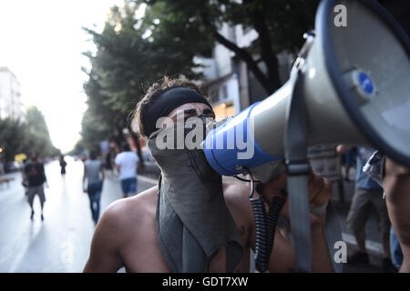 Thessaloniki, Griechenland. 21. Juli 2016. Am 21. Juli 2016 demonstrierten tausende von Demonstranten, die meisten von ihnen Flüchtlinge in Griechenland gestrandet waren, in Thessaloniki, Griechenland. Demonstranten marschierten durch die Straßen der Stadt fordert Öffnung innerhalb der Europäischen Union Credit Grenze: Giannis Papanikos/Alamy Live News Stockfoto