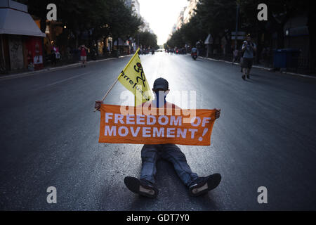 Thessaloniki, Griechenland. 21. Juli 2016. Am 21. Juli 2016 demonstrierten tausende von Demonstranten, die meisten von ihnen Flüchtlinge in Griechenland gestrandet waren, in Thessaloniki, Griechenland. Demonstranten marschierten durch die Straßen der Stadt fordert Öffnung innerhalb der Europäischen Union Credit Grenze: Giannis Papanikos/Alamy Live News Stockfoto