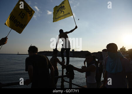 Thessaloniki, Griechenland. 21. Juli 2016. Am 21. Juli 2016 demonstrierten tausende von Demonstranten, die meisten von ihnen Flüchtlinge in Griechenland gestrandet waren, in Thessaloniki, Griechenland. Demonstranten marschierten durch die Straßen der Stadt fordert Öffnung innerhalb der Europäischen Union Credit Grenze: Giannis Papanikos/Alamy Live News Stockfoto