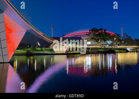 Übernachtung in Adelaide Riverbank Precinct mit der neuen Fußgängerbrücke und die neu aktualisierten Adelaide Oval. Stockfoto