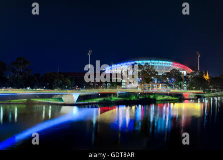 Übernachtung in Adelaide Riverbank Precinct mit den neuen Steg und den neu aktualisierten Adelaide Oval. Stockfoto