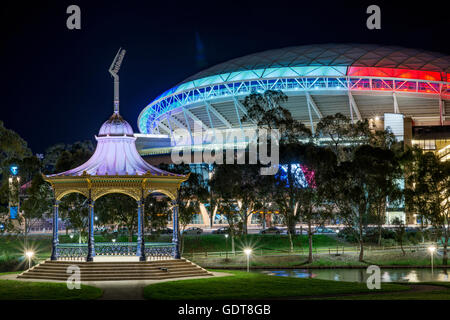 Übernachtung in Adelaide Riverbank Precinct mit der reich verzierten Elder Park Rotunde, flankiert von den neu aktualisierten Adelaide Oval. Stockfoto