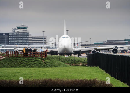 Flugzeug-Fans in der Nähe von Boeing 747 Jumbo Jet am Mann Flughafen, Manchester, England, Vereinigtes Königreich Stockfoto