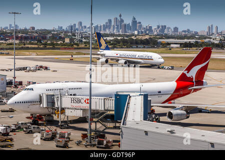 Singapore Airlines Airbus A380 mit QANTAS Boeing 747 am Flughafen von SYD, Sydney, New South Wales, Australien Stockfoto