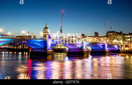 Southwark Bridge bei Nacht-London-UK Stockfoto