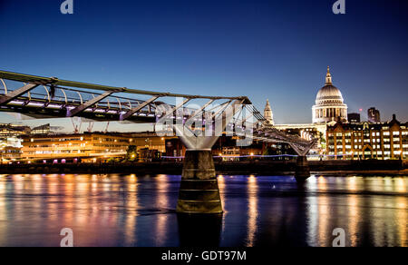 Millennium Bridge und St. Pauls bei Nacht-London-UK Stockfoto