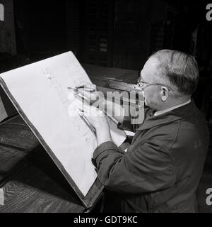 1950er-Jahren, historische, komponieren oder "plakatieren" einem Buchlayout in britischen Druckerei, Hazell, Watson & Viney, Aylesbury, Hertforsdshire, England. Stockfoto