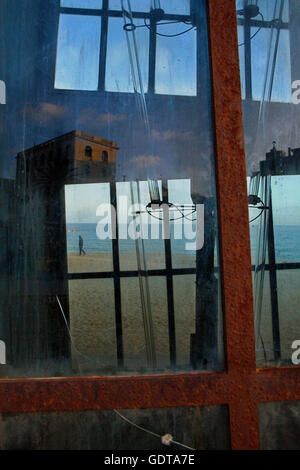 Rebecca Horn´s Skulptur ´The Wounded Star´. L´Estel Ferit am Strand von Barceloneta, Barcelona. Katalonien, Spanien Stockfoto