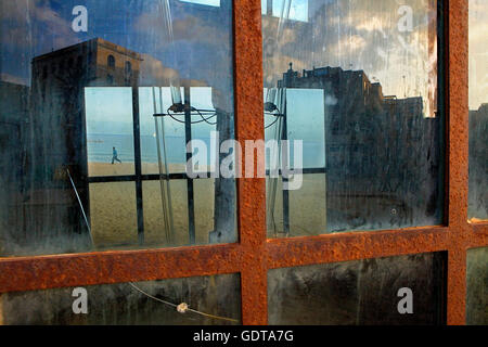 Rebecca Horn´s Skulptur ´The Wounded Star´. L´Estel Ferit am Strand von Barceloneta, Barcelona. Katalonien, Spanien Stockfoto