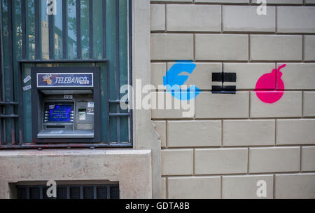 Graffiti an der Fassade einer Bank in Passeig de Gracia. Proteste gegen die bedrückenden sozialen Situation. Spanische Revolution 2011 Stockfoto