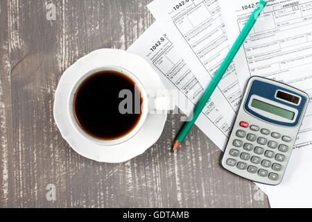 Kaffeetasse und Formen 1042-s, die die Zahlung der Steuer in den Vereinigten Staaten bestätigt Stockfoto