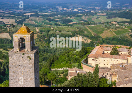 Stadt San Gimignano und Landschaft, Panorama, Blick vom Torre Grosso, Toskana, Italien Stockfoto