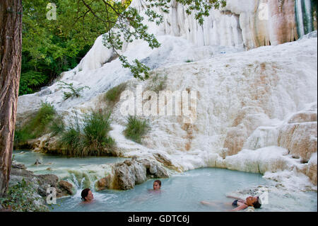 Fosso Bianco in der Nähe von San Filippo, weiß verkalkt Wasserfall im Wald mit türkisfarbenem Thermalwasser Stockfoto