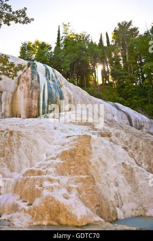 Fosso Bianco in der Nähe von San Filippo, weiß verkalkt Wasserfall im Wald mit türkisfarbenem Thermalwasser Stockfoto