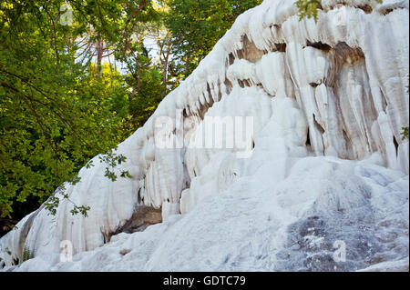 Fosso Bianco in der Nähe von San Filippo, weiß verkalkt Wasserfall im Wald mit türkisfarbenem Thermalwasser Stockfoto