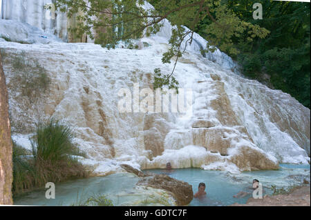 Fosso Bianco in der Nähe von San Filippo, weiß verkalkt Wasserfall im Wald mit türkisfarbenem Thermalwasser Stockfoto