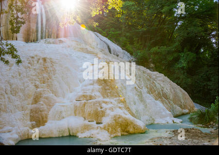 Fosso Bianco in der Nähe von San Filippo, weiß verkalkt Wasserfall im Wald mit türkisfarbenem Thermalwasser Stockfoto