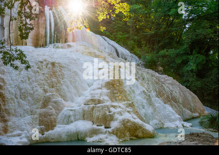 Fosso Bianco in der Nähe von San Filippo, weiß verkalkt Wasserfall im Wald mit türkisfarbenem Thermalwasser Stockfoto