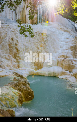 Fosso Bianco in der Nähe von San Filippo, weiß verkalkt Wasserfall im Wald mit türkisfarbenem Thermalwasser Stockfoto