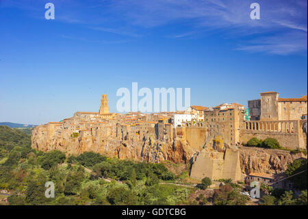 Pitigliano auf Felsen, schmale hoch gebaut Häuser, aus vulkanischem Tuff Stein, Toskana, Italien Stockfoto