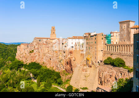 Pitigliano auf Felsen, schmale hoch gebaut Häuser, aus vulkanischem Tuff Stein, Toskana, Italien Stockfoto