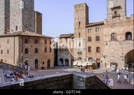 Palazzo del Popolo in San Gimignano an Piazza Duomo, Toskana, Italien Stockfoto