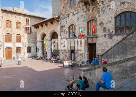 Palazzo del Popolo in San Gimignano an Piazza Duomo, Toskana, Italien Stockfoto