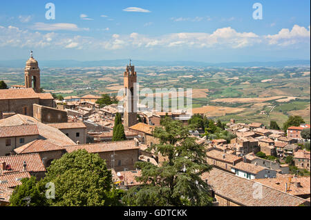 Panorama des toskanischen Stadt Montalcino und die umliegende Landschaft, liegt auf einem Hügel, Toskana, Italien, Provinz Siena Stockfoto