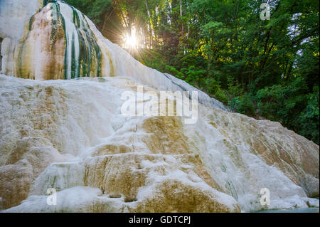 Fosso Bianco in der Nähe von San Filippo, weiß verkalkt Wasserfall im Wald mit türkisfarbenem Thermalwasser Stockfoto