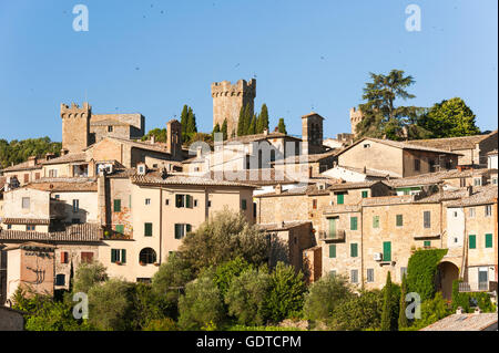 Ansicht der toskanischen Stadt Montalcino und Festung, liegt auf einem Hügel, Toskana, Italien, Provinz Siena Stockfoto