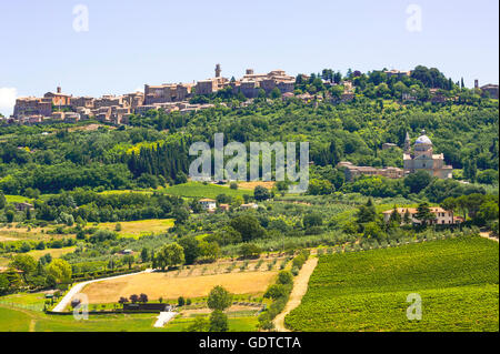 Blick auf Montepulciano, historische Stadt der Renaissance, mit dem Dom Madonna di San Biagio, Toskana, Italien Stockfoto