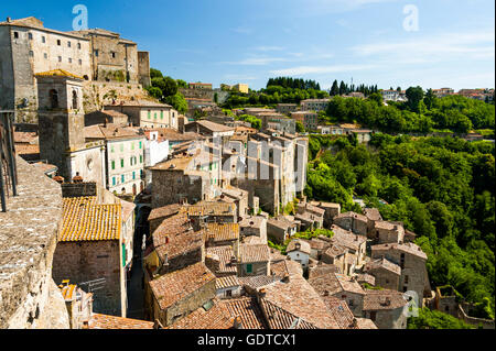 Sorano, Ansicht mit Fort, Stadt des Mittelalters, Provinz Grosseto in der Toskana, Gebäude der Tuff Stein, Toskana, Italien Stockfoto