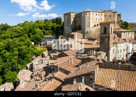 Sorano, Ansicht mit Fort, Stadt des Mittelalters, Provinz Grosseto in der Toskana, Gebäude der Tuff Stein, Toskana, Italien Stockfoto