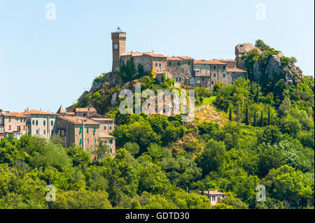 Dorf Roccatederighi, steinernen Häusern auf einem Hügel, Gemeinde von Roccastrada, Toskana, Provinz Grosseto, Italien Stockfoto