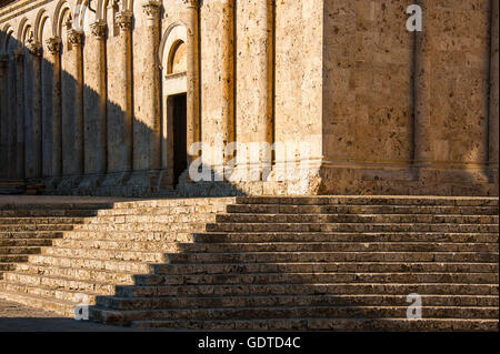 Geometrische Licht fallen am Dom San Cerbone in Massa Marittima, Gebäude der Provinz im Mittelalter, Toskana, Maremma, Italien Stockfoto