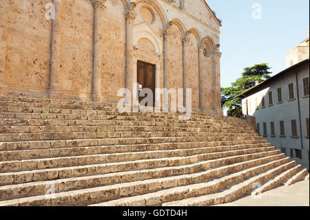 Außergewöhnliche Treppe vor der Kathedrale San Cerbone in Massa Marittima, Aufbau der Provinz im Mittelalter, Toskana, Maremma Stockfoto