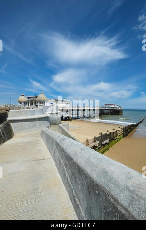 Cromer Pier und Strand Stockfoto