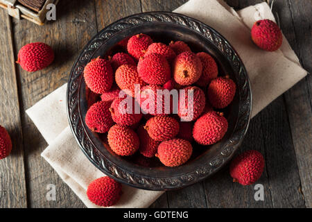 Rohe Bio rote Lychee Beeren verzehrfertige Stockfoto