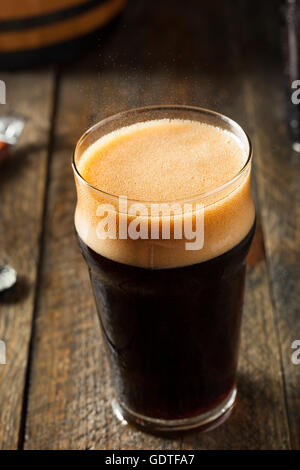 Erfrischende kalte alkoholische schwer Malzbier Ready to Drink Stockfoto