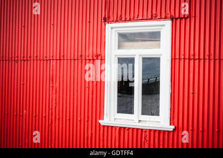 Rot bemalten Wellblech Hütte mit ein weißes Fenster mit Blick auf Hafen von Blyth, Northumberland Stockfoto