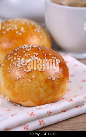 Brötchen mit Sesam in einem Korb auf Tisch Stockfoto