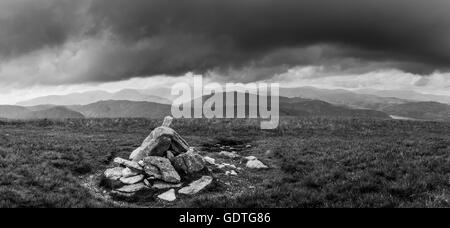 Wetter-Hill, High Street, Lake District, -schwarz / weiß Panorama aus der fiel Top Cairn mit Blick auf die Helvellyns Stockfoto